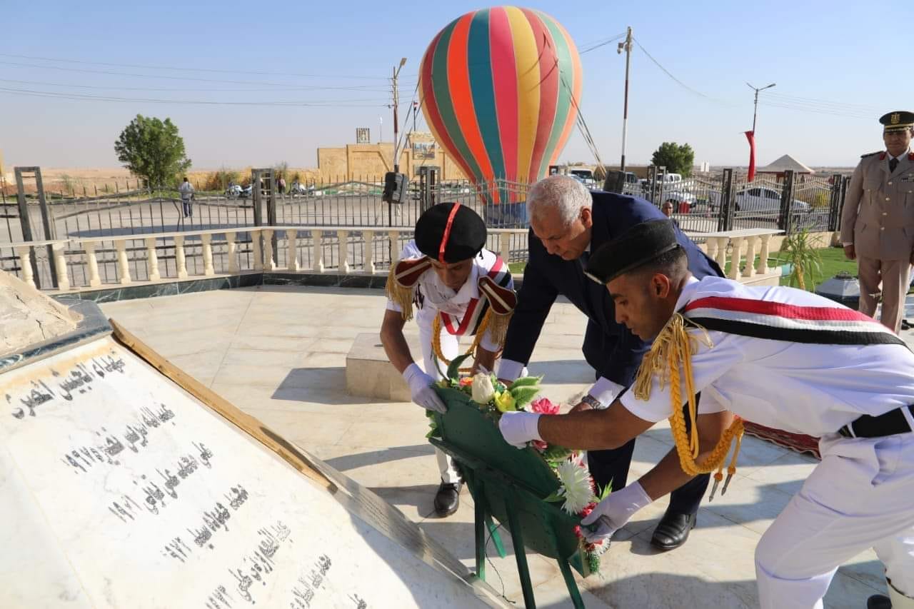 محافظ الوادي الجديد يضع إكليلًا من الزهور على النصب التذكاري لشهداء القوات المسلحة