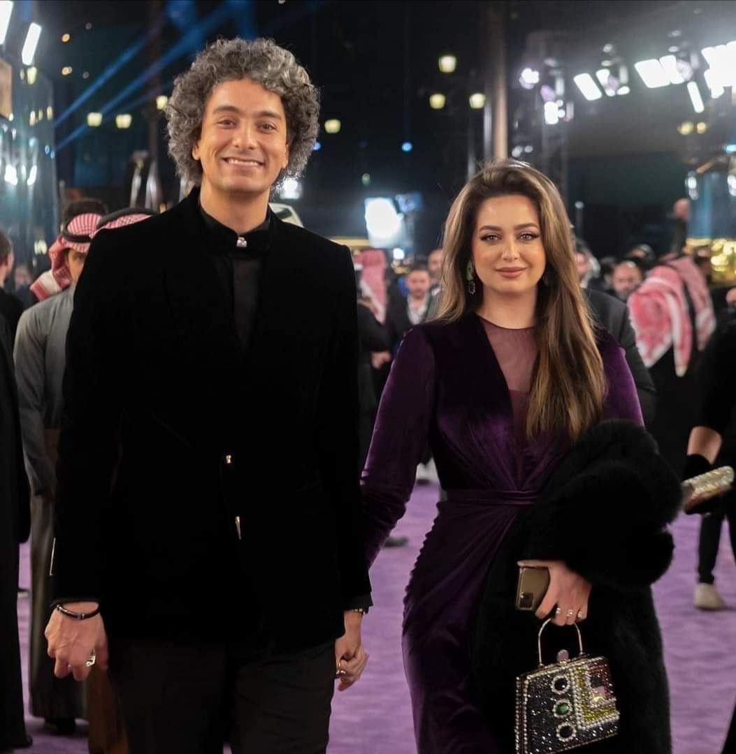 بفستان بنفسجي هبة مجدي تجذب الأنظار برفقة زوجها المطرب محمد محسن بحفل joy awards 