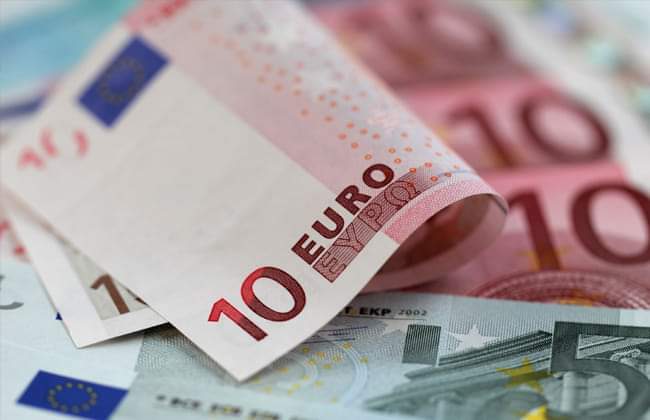 اليورو يتراجع أمام الدولار في سابقة لم تحدث منذ أكثر من 20عاما