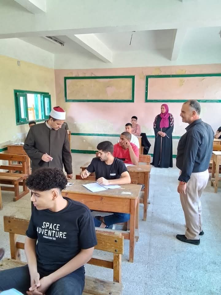 رئيس منطقة الإسماعيلية الأزهرية يتابع امتحانات الثانوية بلجنة بنين الإسماعيلية