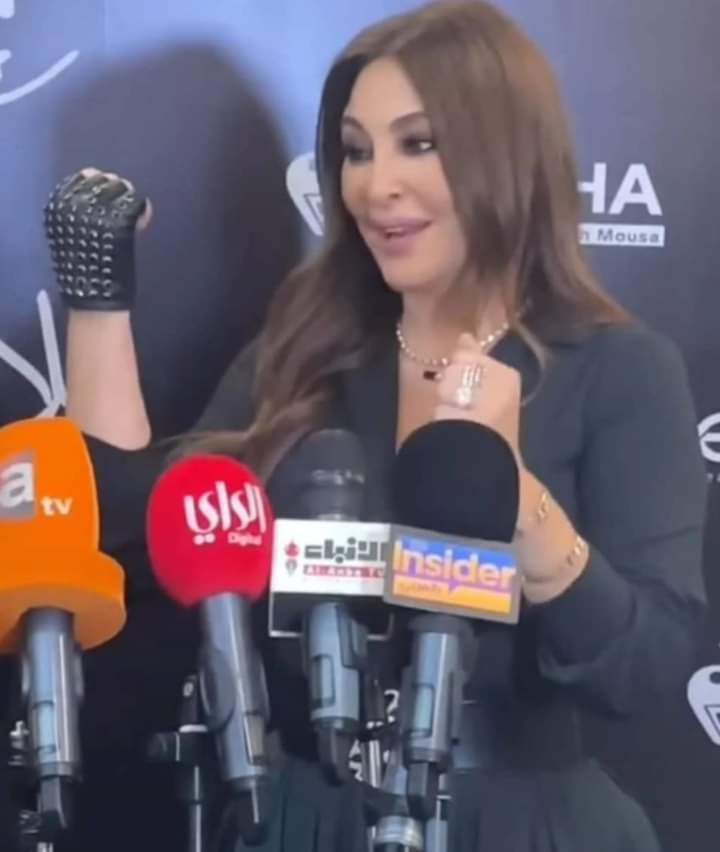إليسا تتعرض للإصابة في يديها وترتدي قفاز لإخفاء الجرح