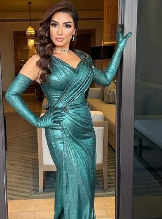 بمهرجان الفجيرة..روجينا تجري تعديلا بسيطا على التصميم الأصلي لفستانها ليصبح أكثر احتشاما