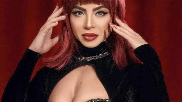 دوللي شاهين بإطلاله مثيرة بفستان أسود