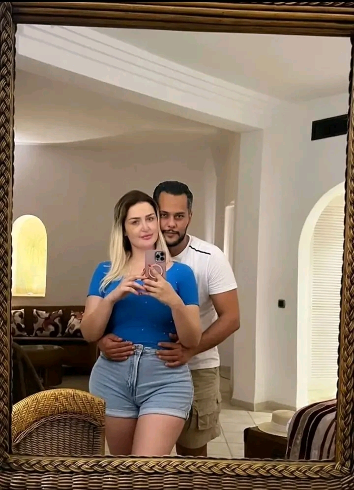 أمام المرآة .. رانيا التومي برفقة زوجها تستعرض أنوثتها وجمالها