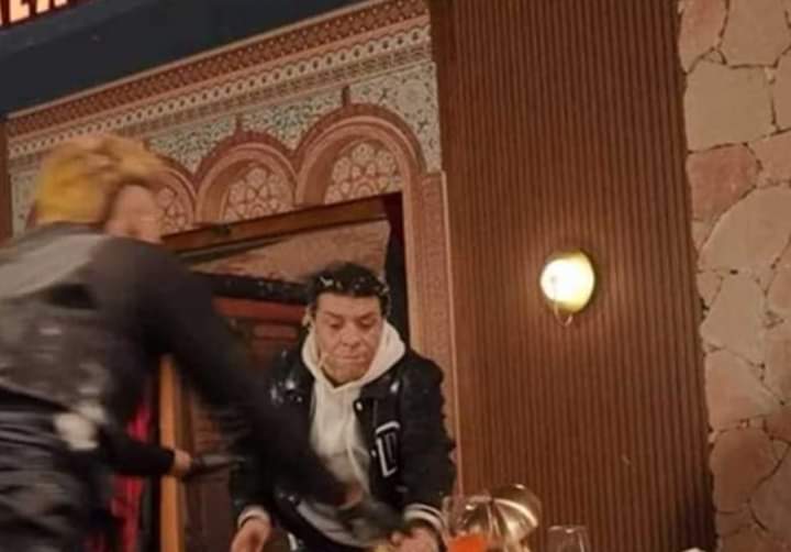 رامز جلال ساخرا من مصطفى كامل في الحلقة 10 من برنامج رامز نيفر إند : فنان شامل 3 بس يعرفوه