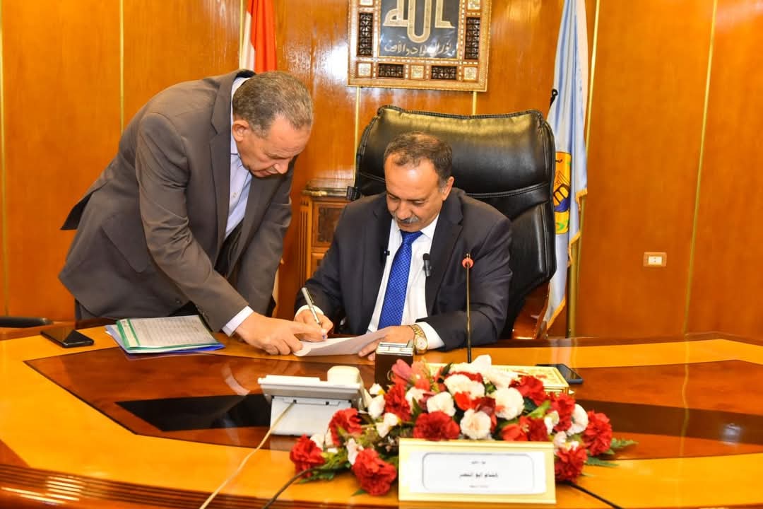 محافظ أسيوط يعتمد نتيجة امتحانات الفصل الدراسي الثاني للشهادة الاعدادية بنسبة نجاح 78.89% للعامة و76.80% للمهنية