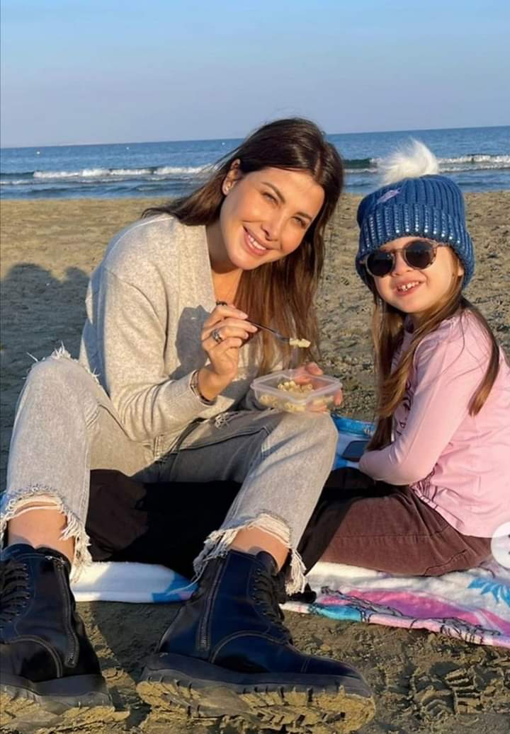 إيمي سمير غانم تنشر صور رومانسية مع زوجها حسن الرداد تبرز جمال ملامحها 