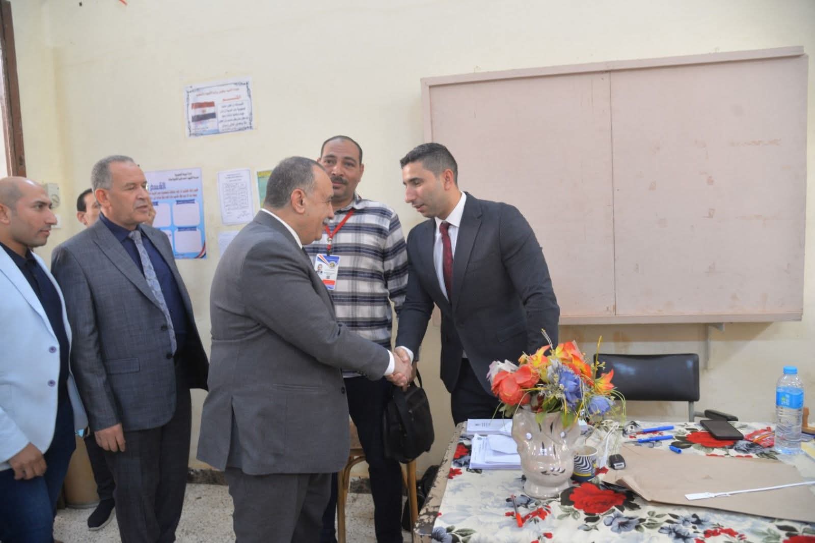 محافظ أسيوط يواصل جولاته الميدانية للاطمئنان على انتظام التصويت وإقبال المواطنين في انتخابات مجلس النواب 2025  أسيوط 