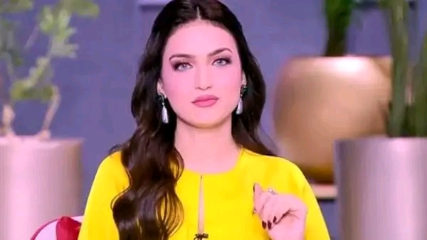 ياسمين عز : «وانتي بتعملي السلطة لجوزك ماتحطيش الطماطماية جنب الخيار ٠٠ عيب»