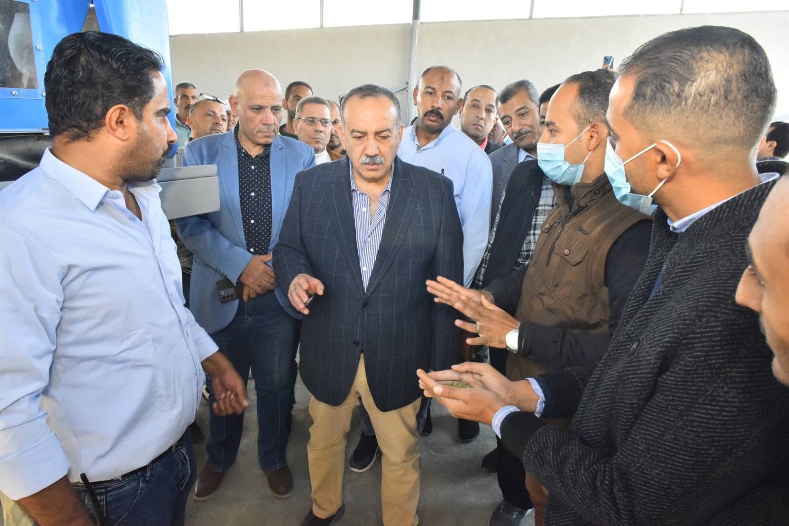 محافظ أسيوط يتفقد وحدة تجهيز النباتات العطرية والطبية بأبنوب لدعم التصدير وتعزيز الاقتصاد المحلي