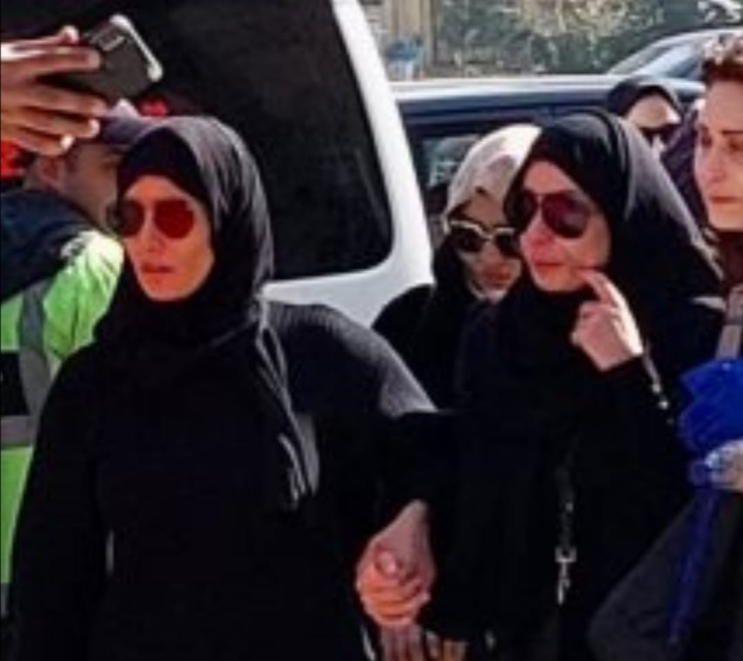 انهيار الفنانة ريم البارودى بجنازة والدها فى مسجد السلام مدينة نصر