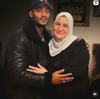 كل سنة وأنتي ملكة متوجه ..  رسالة محمد رمضان الي  والدته في عيد الأم