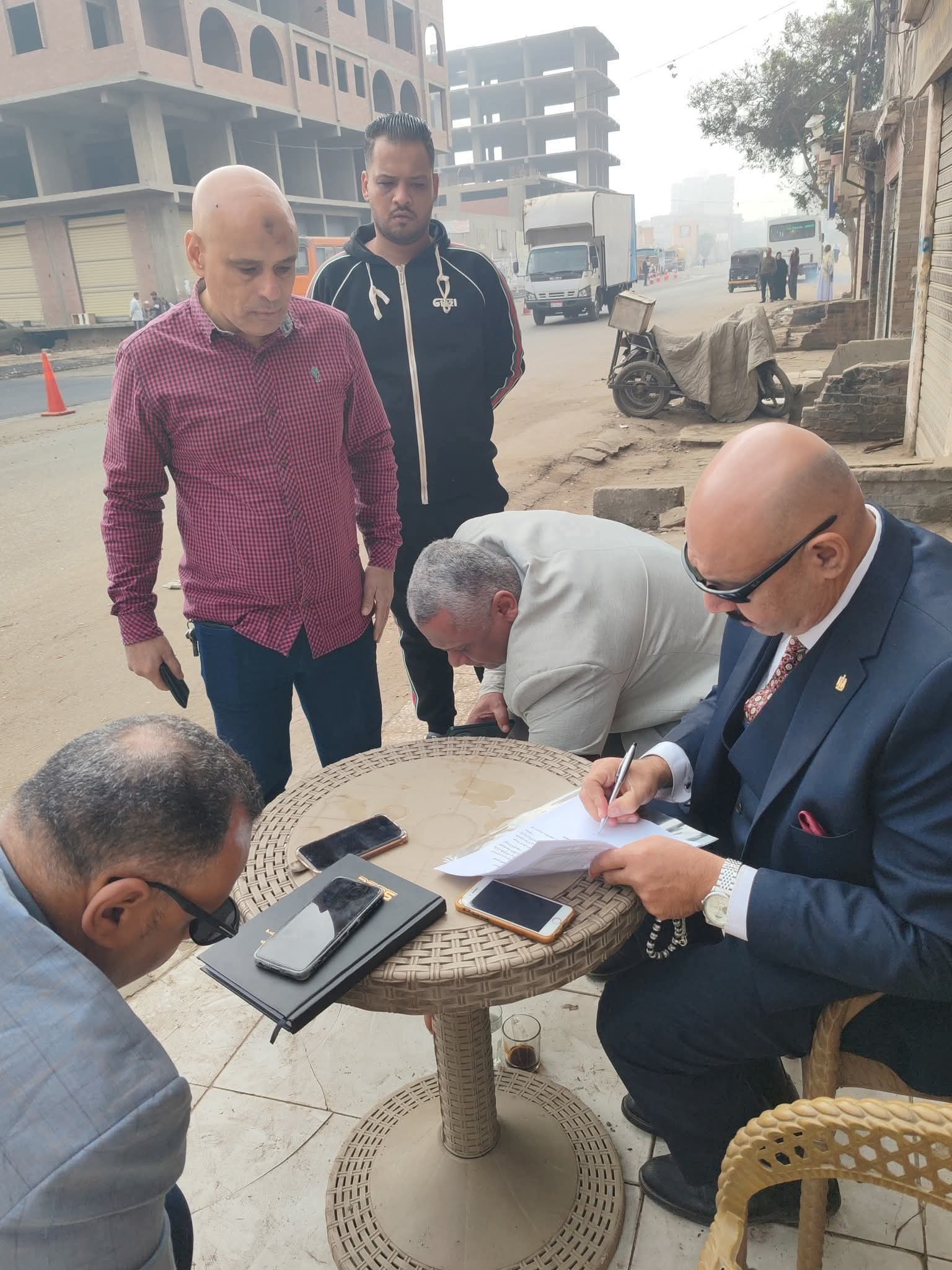 رئيس حي شرق شبرا الخيمة ينقل مكتبه إلى الشارع.. تامر أبو الغيط يتلقى شكاوى المواطنين ميدانياً خلال متابعة تطوير محور بهتيم – أسكو  