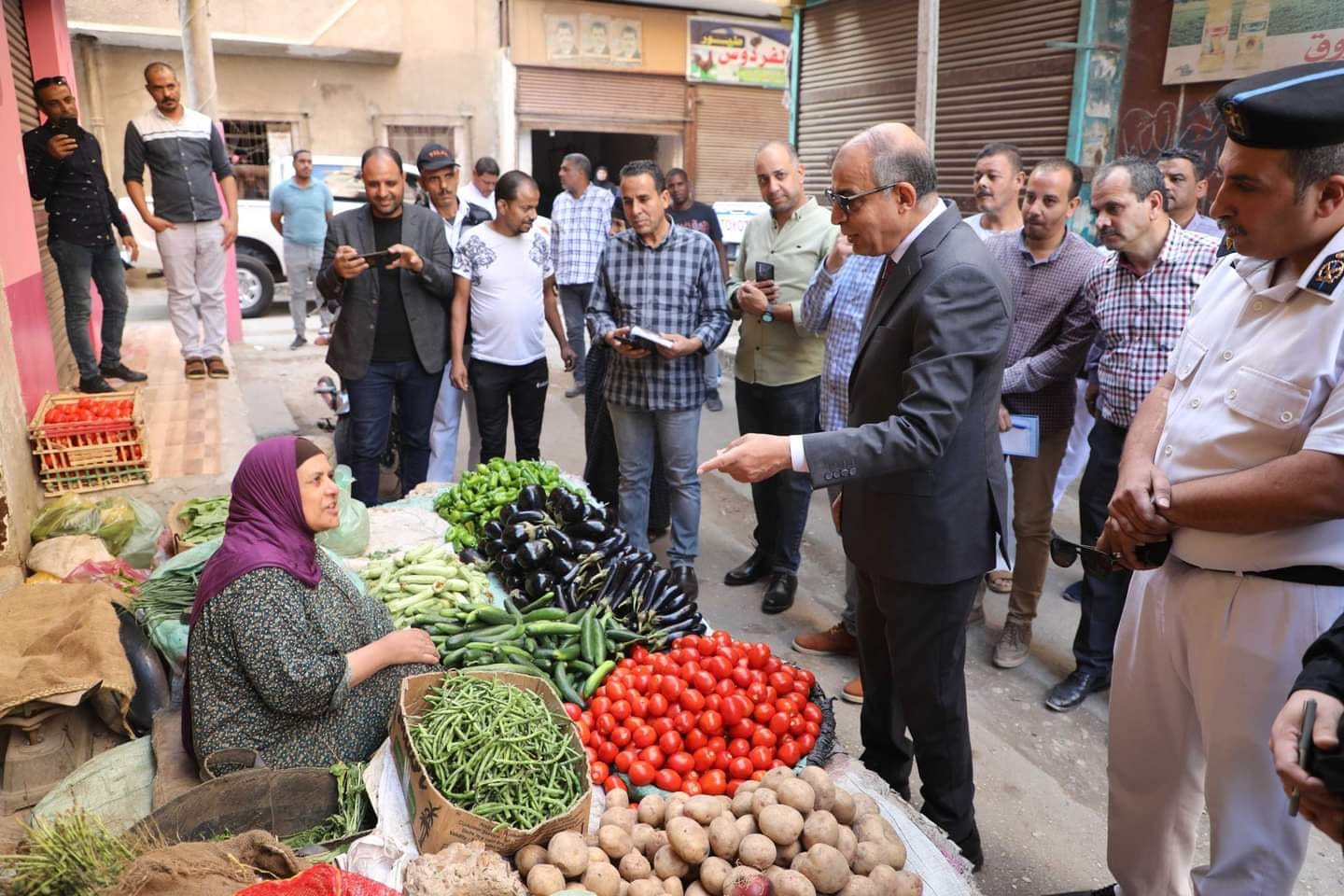 محافظ المنيا يقود حملة تفتيشية مكبرة على أسواق حي غرب وميدان الساعة لضبط الأسعار والاشغالات 