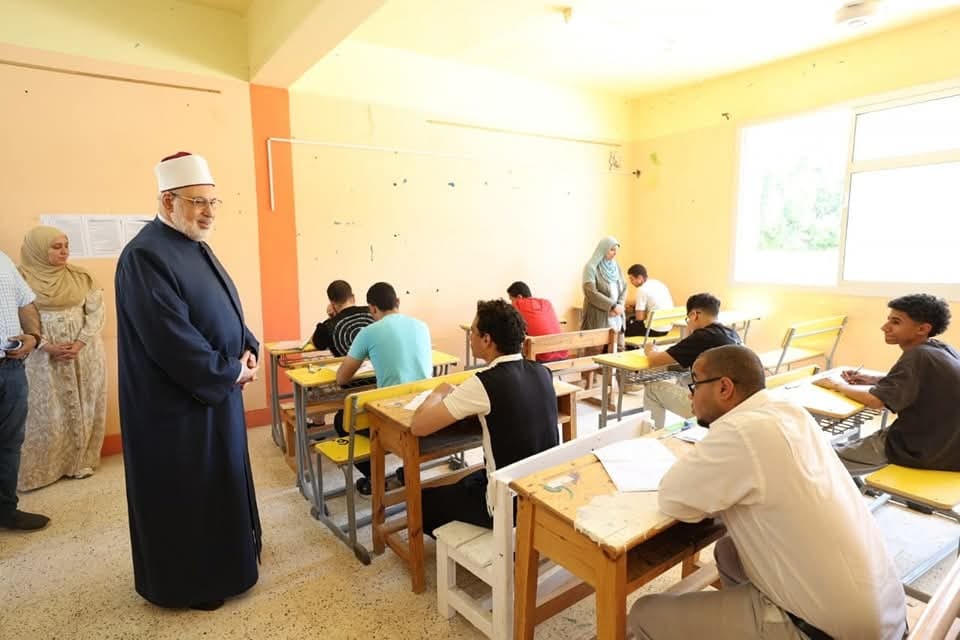 في أولى جولاته الميدانية لامتحانات الثانوية الأزهرية.. وكيل الأزهر يتفقد لجان مجمع الشروق النموذجي