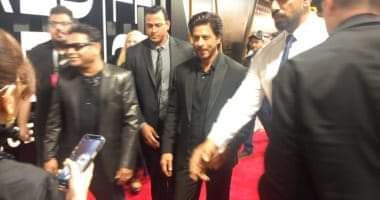 شاروخان يتحدث بالعربية ويهنيء يسرا على تكريمها  بمهرجان البحر الأحمر السينمائي ٠٠  الاسطوره المصرية 