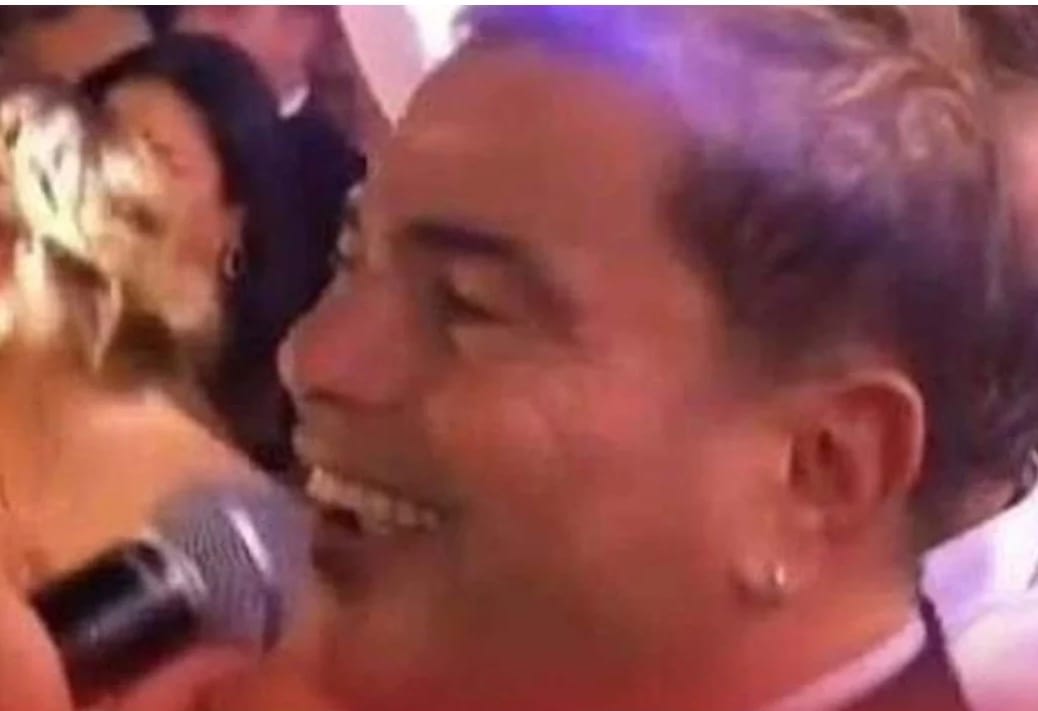 ظهور صادم بحلق في ودنه ٠٠  عمرو دياب يثير الجدل في إحدى الإعلانات 