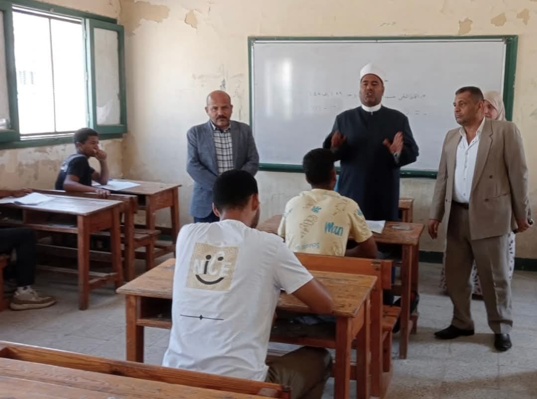 رئيس الإدارة المركزية لمنطقة الإسماعيليّة الأزهرية يتابع سير امتحانات الشهادة الثانوية بإدارة الإسماعيليّة التعليمية