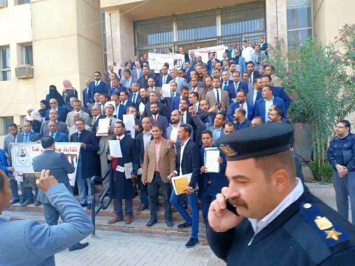 محامين سوهاج ينظمون وقفة أحتجاجية داخل مجمع محاكم سوهاج علي قرار الفاتورة الاكترونية 
