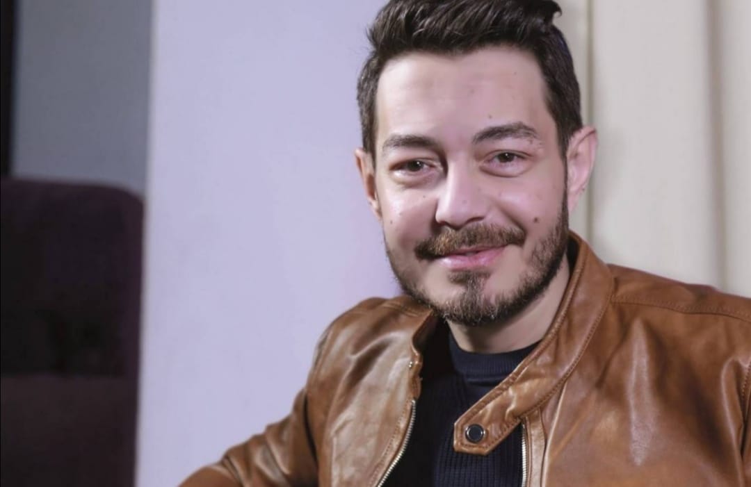 الفنان أحمد زاهر يتحدث عن علاقتة ب غادة عبد الرازق ٠٠ بتكرهني من غير سبب