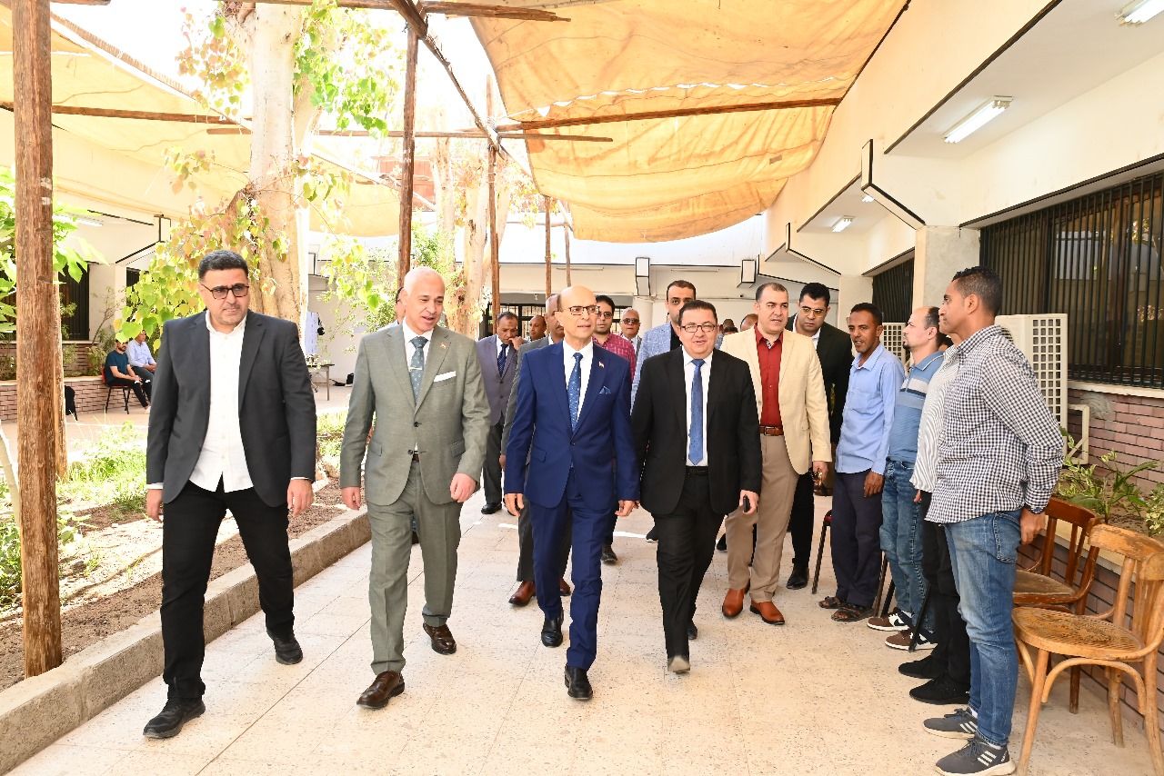 المنشاوي يواصل جولاته التفقدية لمتابعة سير امتحانات الفصل الدراسي الثاني بكليتي الحقوق والفنون الجميلة بجامعة أسيوط