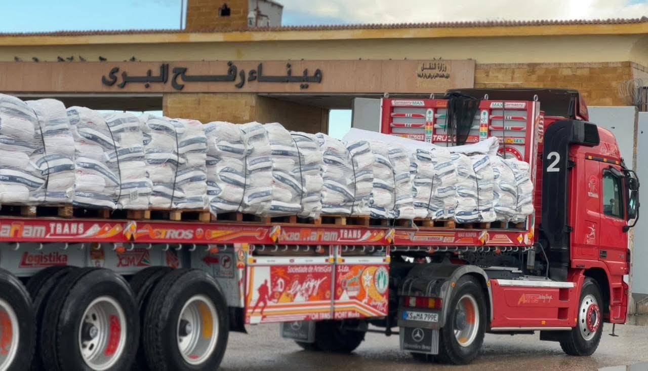 زاد العزة تواصل العبور الهلال الأحمر المصري يضخ آلاف الأطنان من المساعدات والخيام إلى غزة في القافلة 96