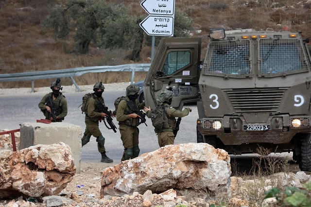 مصادر أمنية فلسطينية: القوات الإسرائيلية تحتجز جثماني فلسطينيين قتلتهما شمال شرق الخليل