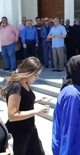 انهيار وئام مجدي في البكاء لحظة جنازة جدتها من مسجد فاطمة الشربتلي