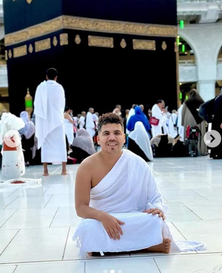 عمر كمال يؤدى مناسك العمرة بعد حفله الغنائى  بالسعودية