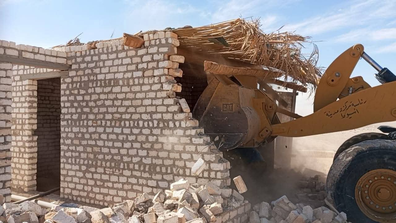 محافظ أسيوط: استرداد 72 فدان و940 متر مربع من أملاك الدولة خلال إزالة 32 حالة تعدي في الموجة 27