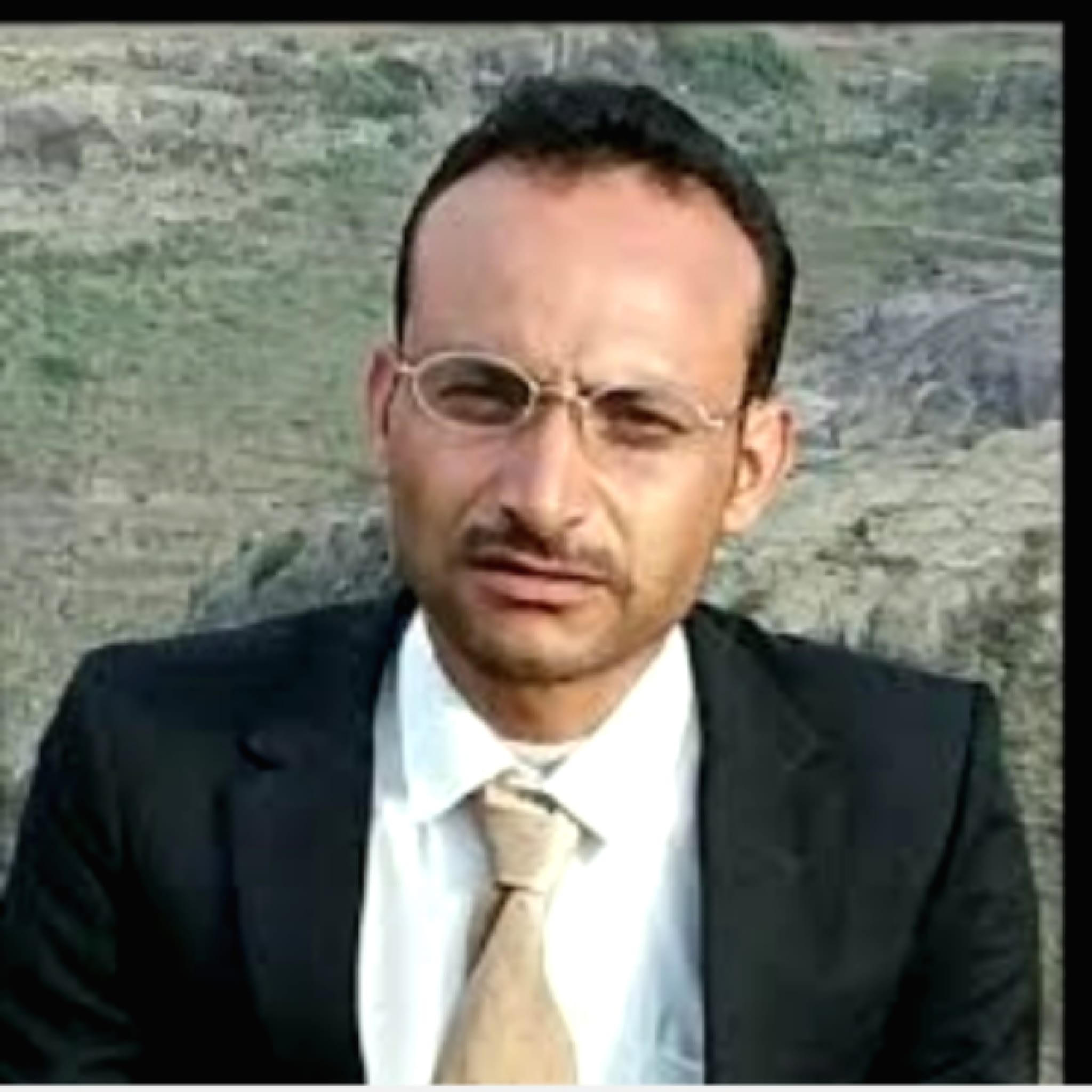 (عملاء لا علماء)