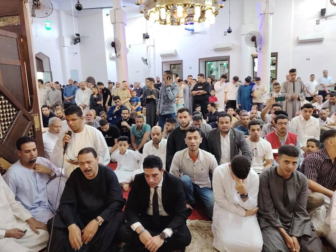 نائب محافظ سوهاج يشارك الأطفال فرحتهم ويوزع الحلوى والألعاب عقب صلاة العيد.. ويزور مركز الأورام لتهنئة الأطفال المرضى