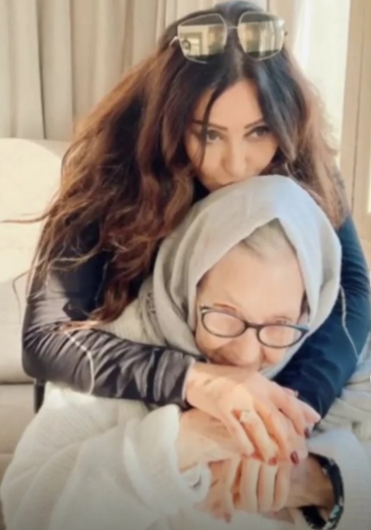 الفنانة لطيفة تحتفل بعيد ميلاد والدتها وهذة رسالتها لها 