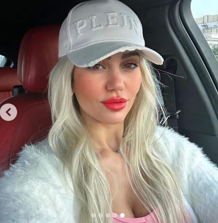 سارة ناجي تخطف الأنظار بظهورها داخل سيارتها