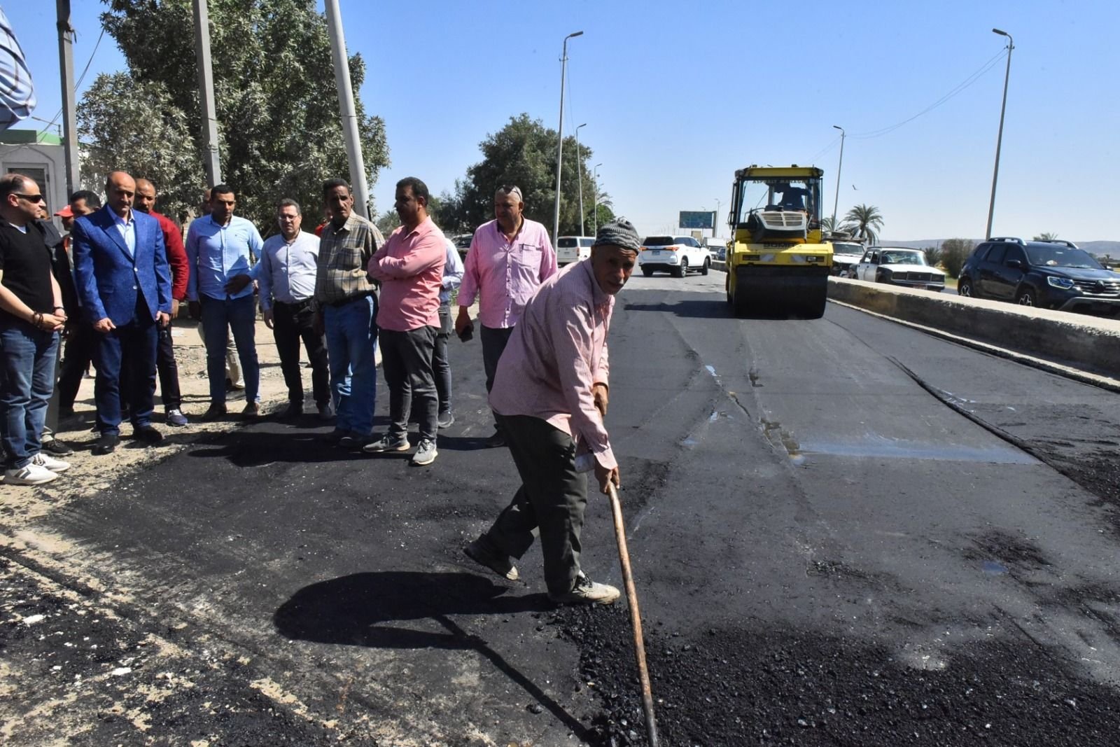 محافظ أسيوط يتفقد رصف محيط مزلقان المعلمين عند مطلع ومنزل الكوبري العلوي واستكمال تطوير شارع ترعة عبدالله لربطه بالطريق الدائري