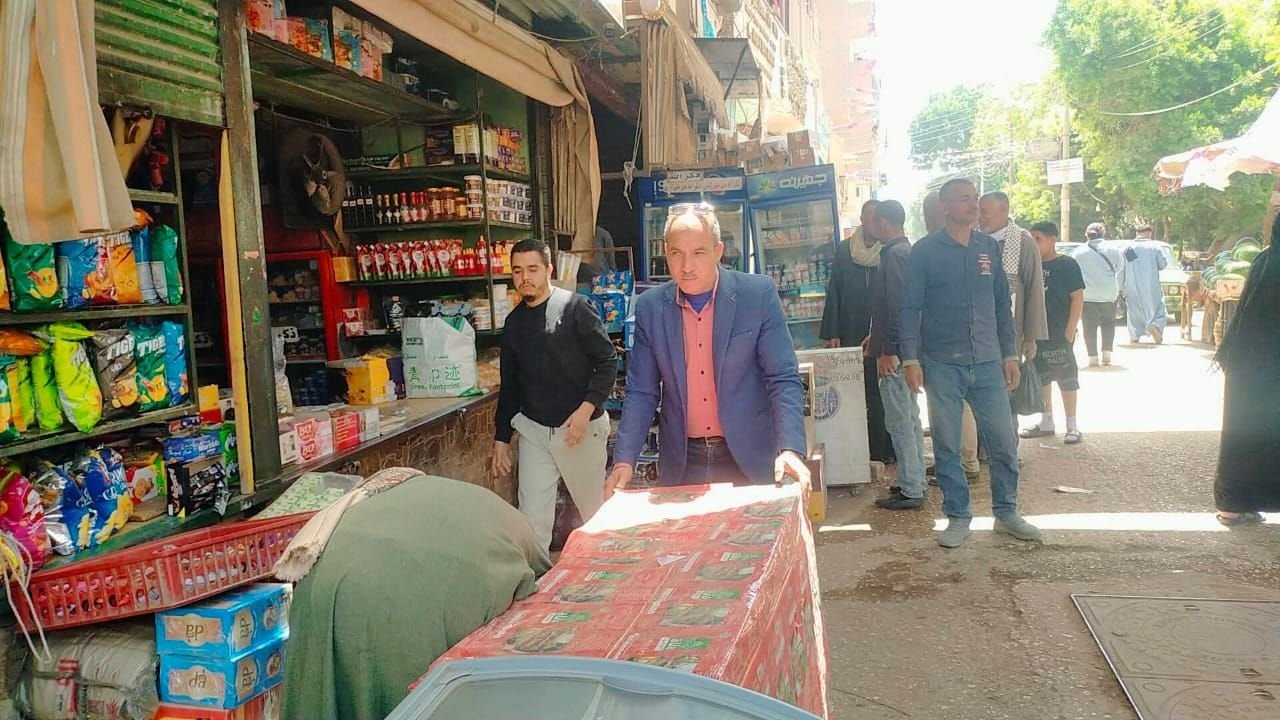 حملات مكبرة لإزالة إشغالات الباعة الجائلين بمركز الفتح استجابة لشكاوى المواطنين