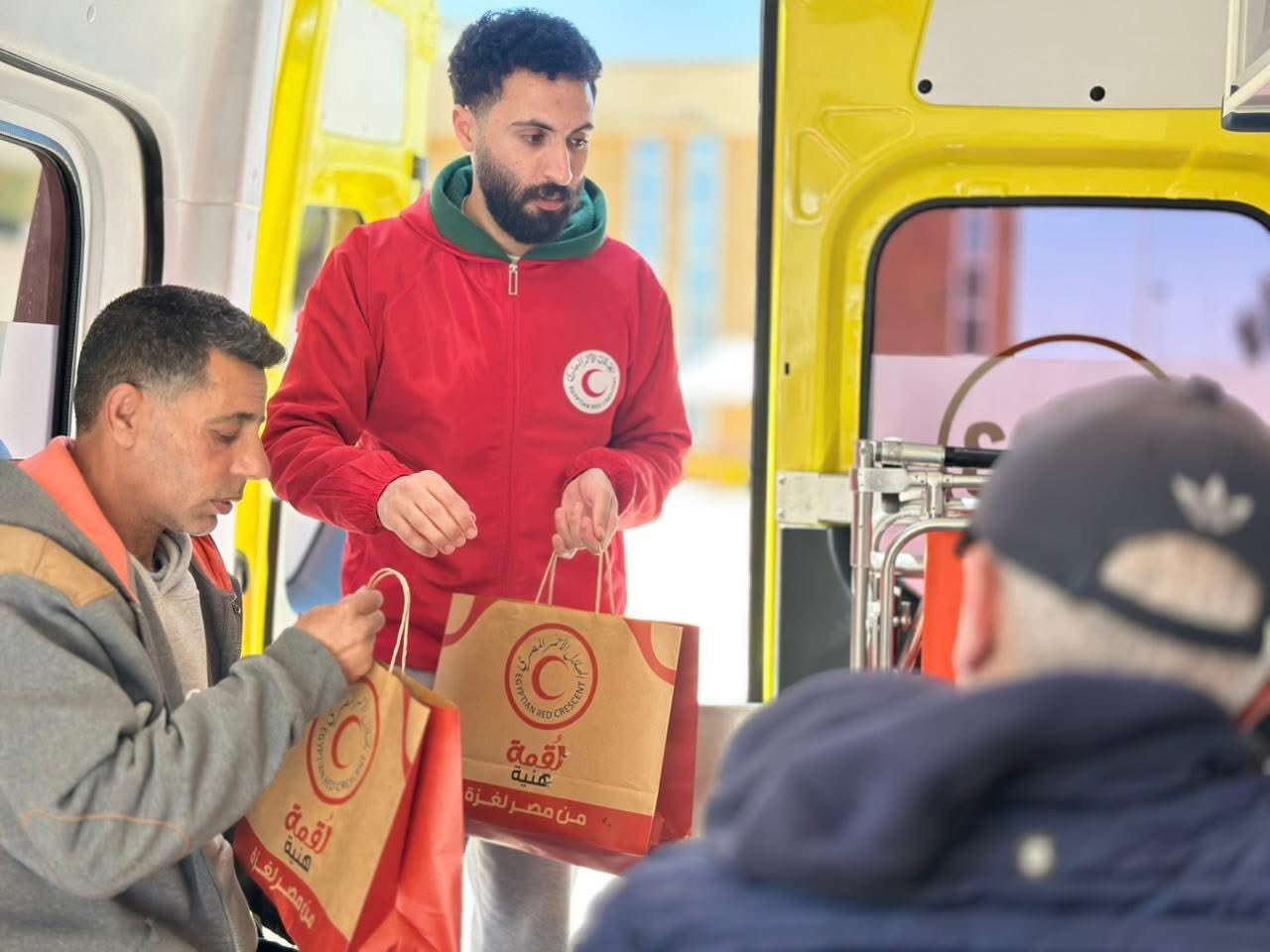 «زاد العزة» تواصل التدفق إلى غزة بمساعدات ضخمة واستقبال دفعة جديدة من المصابين